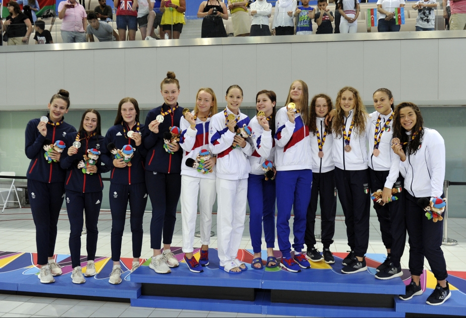 Rusiya atletləri qızlar və oğlanlar arasında 4x100 metr məsafəyə kompleks üzmə yarışlarında çempion olublar