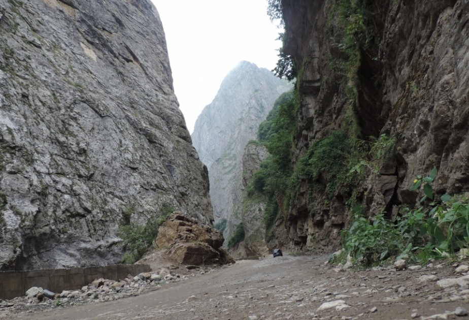 Paisajes cautivadores de los escarpados acantilados de las montañas del Cáucaso