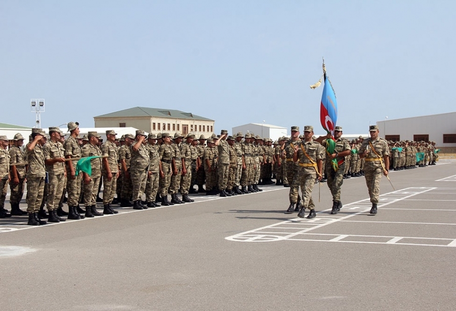 Gənc zabitlərin xidmətə qəbulu ilə bağlı hərbi hissədə tədbir keçirilib