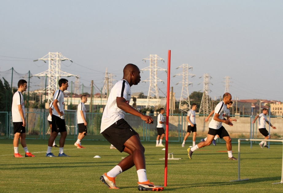 “Neftçi” klubu “Arsenal”la cavab oyununa hazırlığı davam etdirir