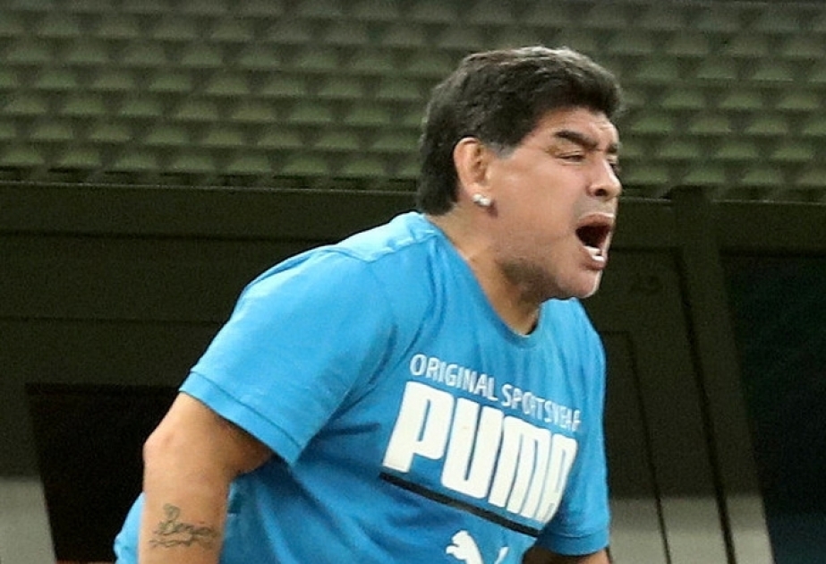 Maradona dizində əməliyyatdan sonra ilk dəfə ayağa qalxıb