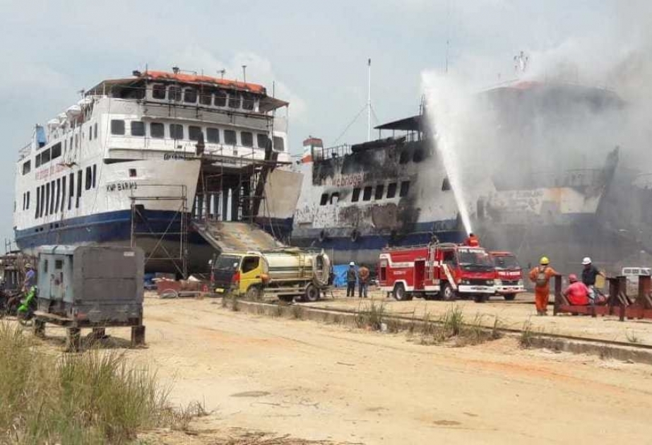 1 muerto, 9 heridos al incendiarse un barco en Indonesia