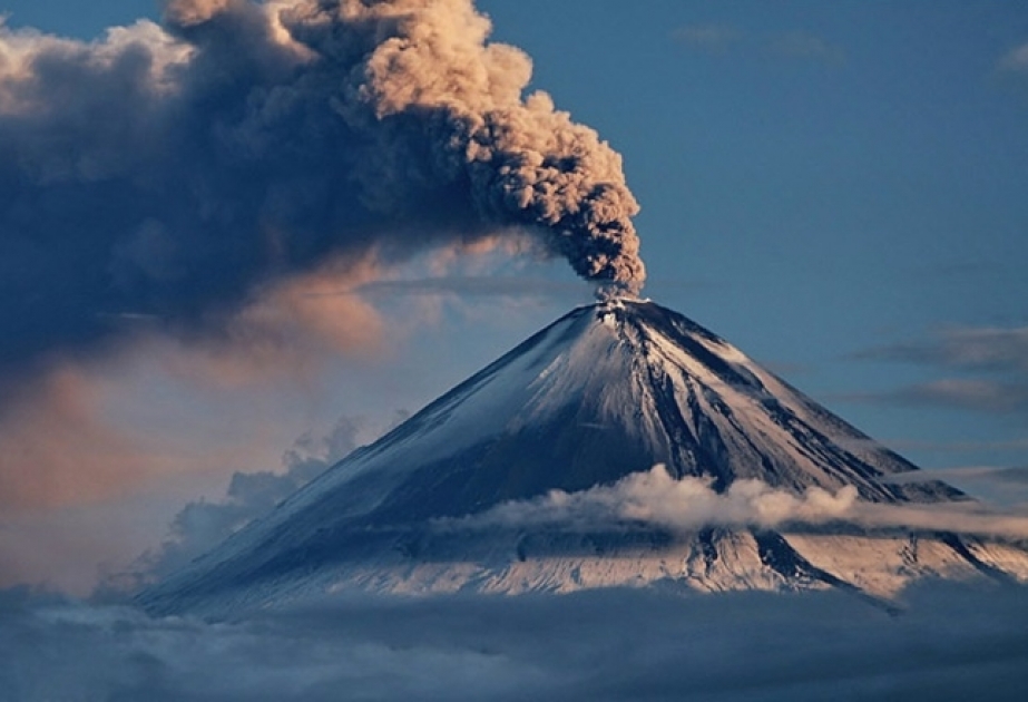 Камчатский вулкан выбросил столб пепла на высоту более пяти километров