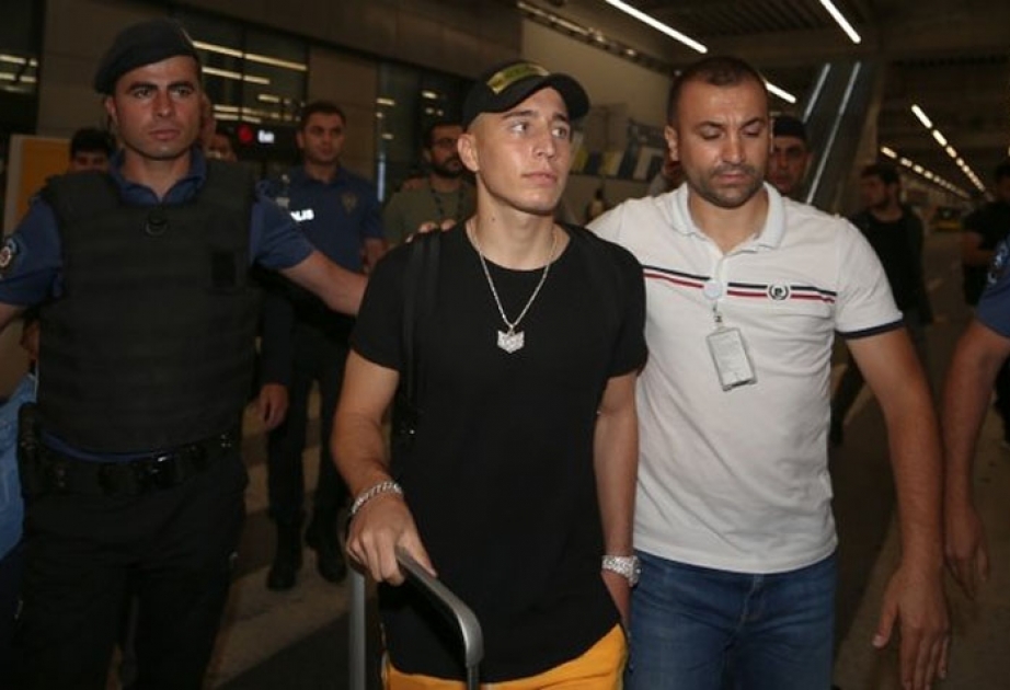 Əmrə Mor “Qalatasaray”la müqavilə imzalamaq üçün İstanbula gəlib