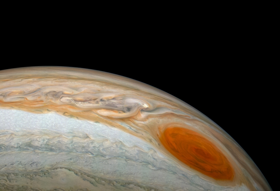 Nave espacial Juno de la NASA captura las coloridas tormentas de Júpiter