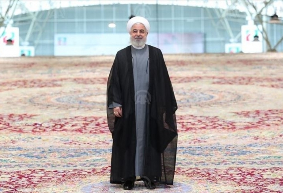 Irán presenta la alfombra tejida a mano más grande del mundo