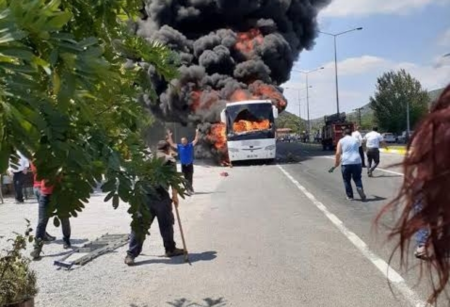 Türkiyədə sərnişin avtobusu yanıb