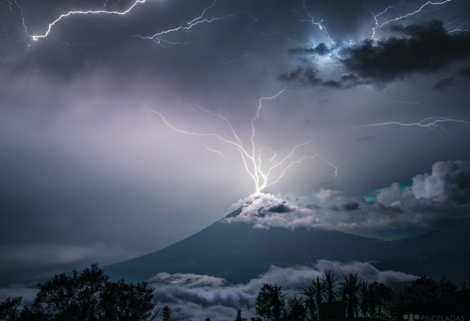 В Гватемале фотографу удалось запечатлеть удар молнии в вершину вулкана