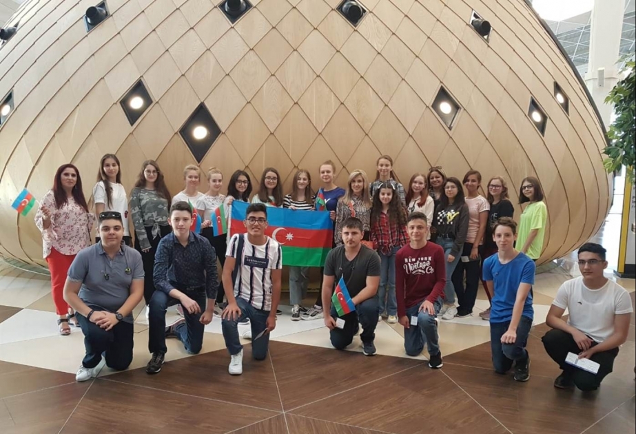 Азербайджанские школьники отправились в культурно-образовательную поездку по России