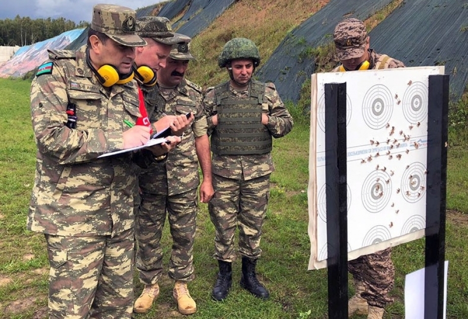 Cocineros militares azerbaiyanos realizan ejercicios de tiro