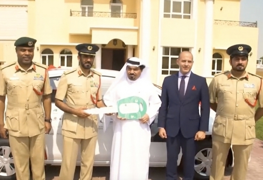 Гражданин Дубая за безупречную езду получил в подарок от полиции новый автомобиль