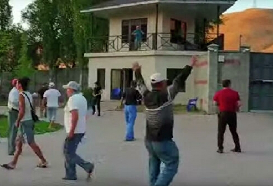 Qırğızıstan prezidenti məzuniyyətini yarımçıq qoyaraq Bişkekə yollanıb