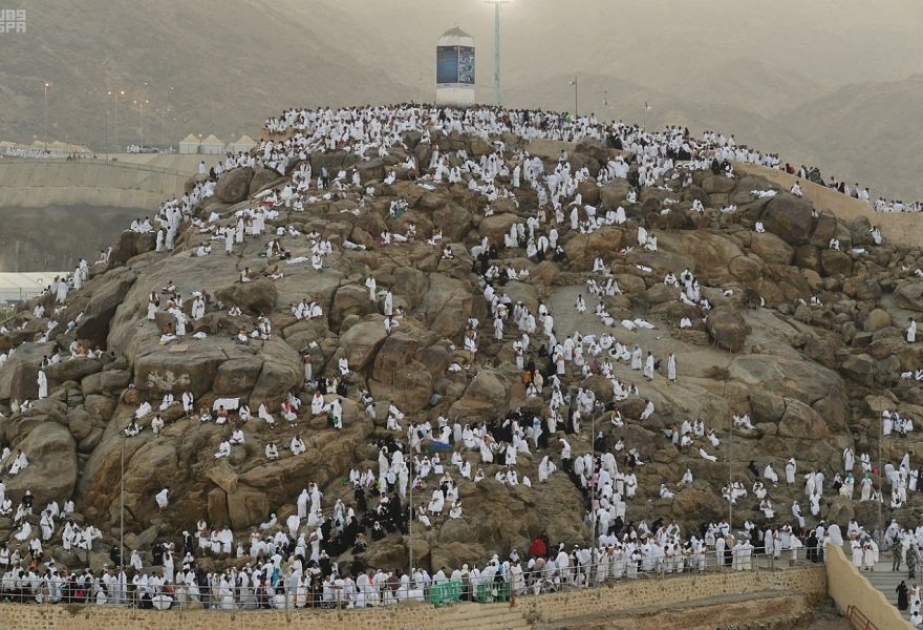 أكثر من مليوني حاج يستقرون على صعيد عرفات لأداء ركن الحج الأعظم