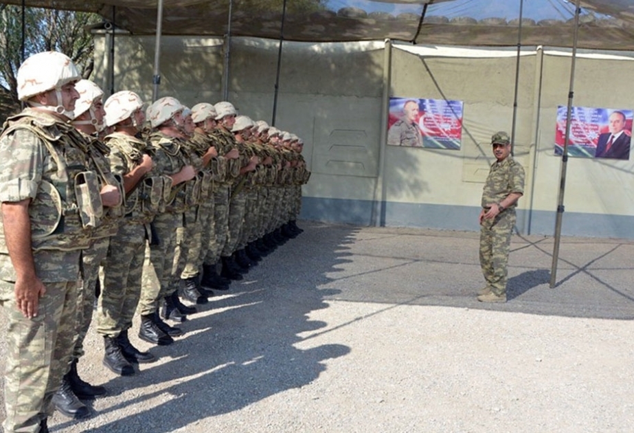 وزير الدفاع يجتمع مع الجنود في الخط الأمامي