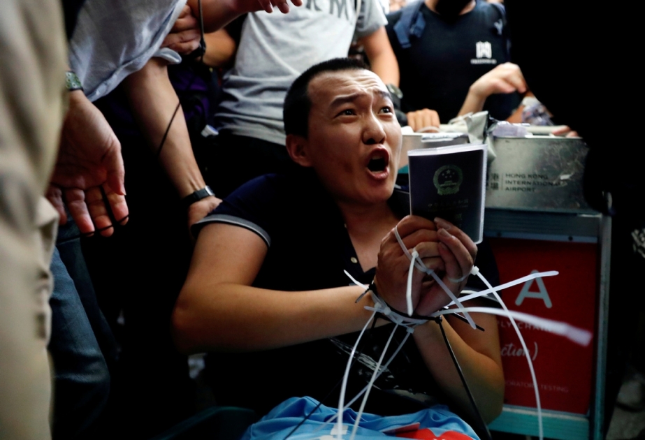 Honkonqda keçirilən aksiyalarda bir jurnalist etirazçılar tərəfindən döyülüb VİDEO
