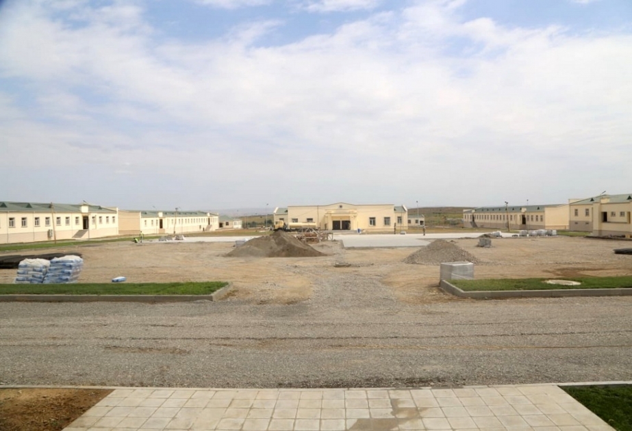 Müdafiə naziri cəbhəboyu zonada tikintisi davam edən bir neçə hərbi hissədə olub
