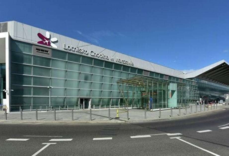 İki təyyarə Varşava aeroportuna qəza enişi edib