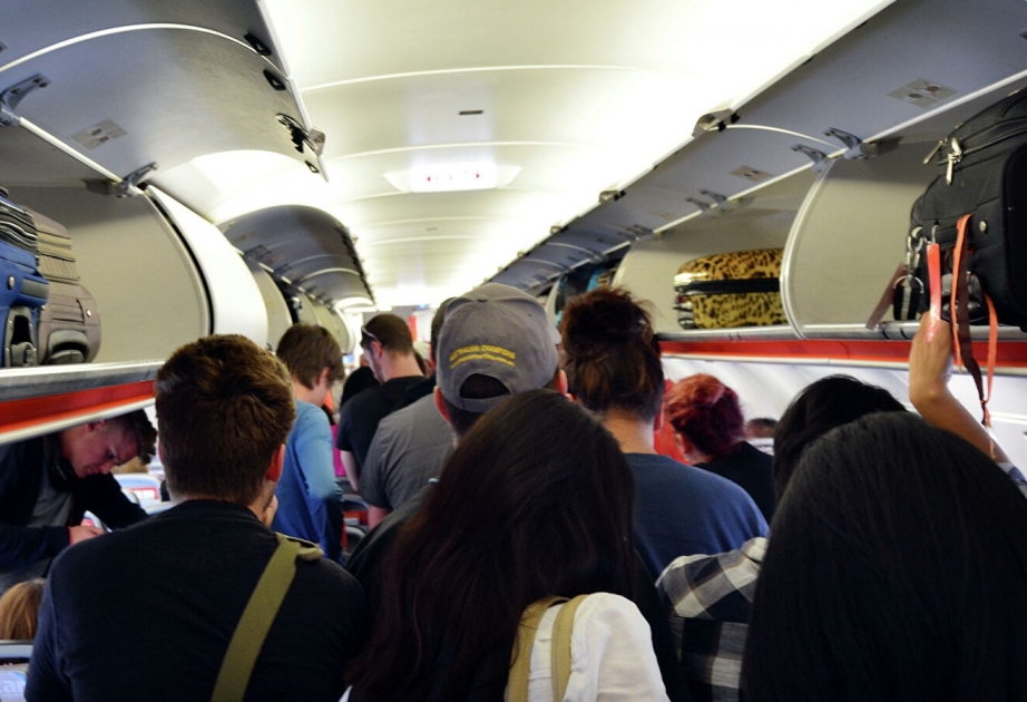 Пассажиры рассказали, почему они встают с мест сразу после посадки самолета