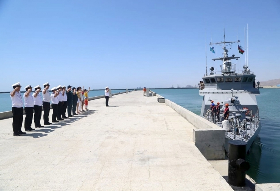 El buque de guerra kazajo ha abandonado el puerto de Bakú
