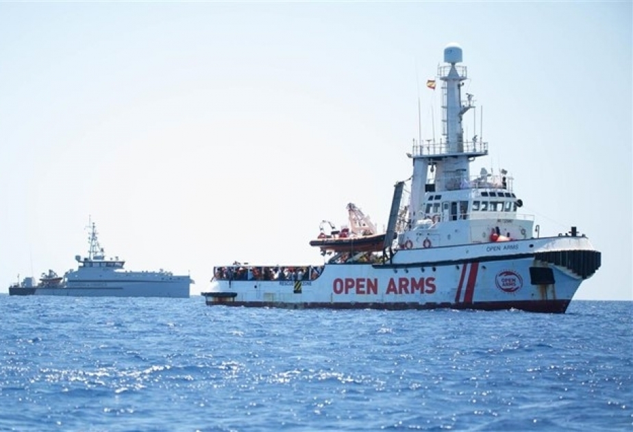 España ofrece puertos a los barcos de inmigrantes varados, pero castiga a Italia