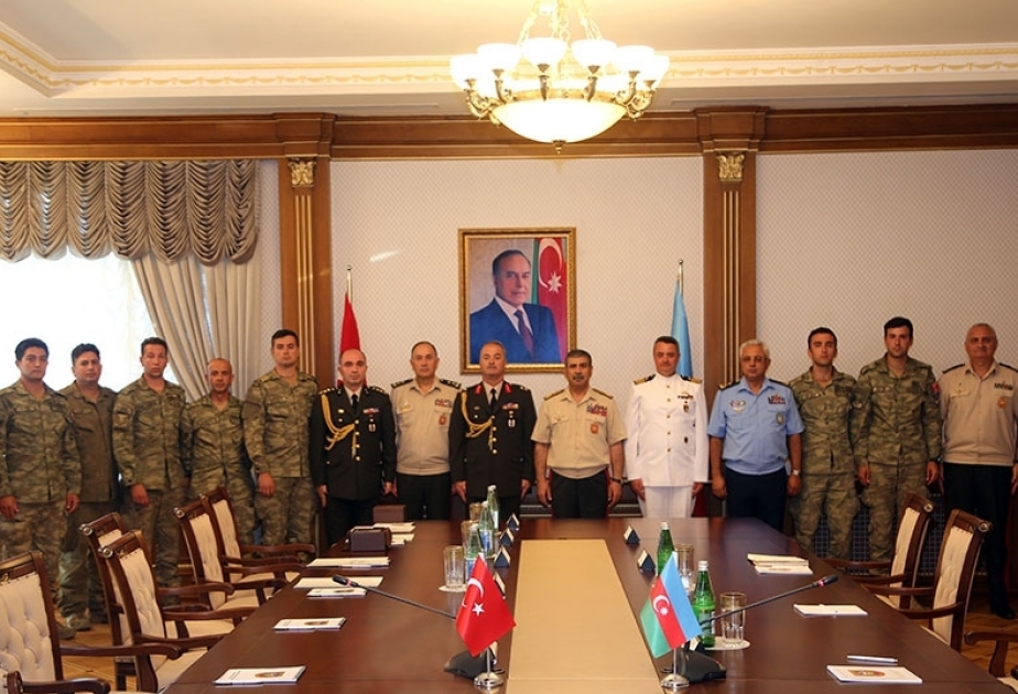Ministro de Defensa de Azerbaiyán se reúne con miembros del equipo de rescate de la Armada turca
