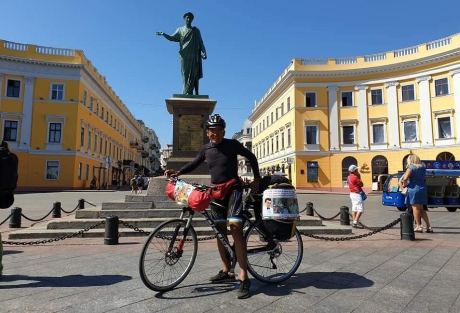 Uzbek singer bikes to Odessa to pay tribute to Muslim Magomayev