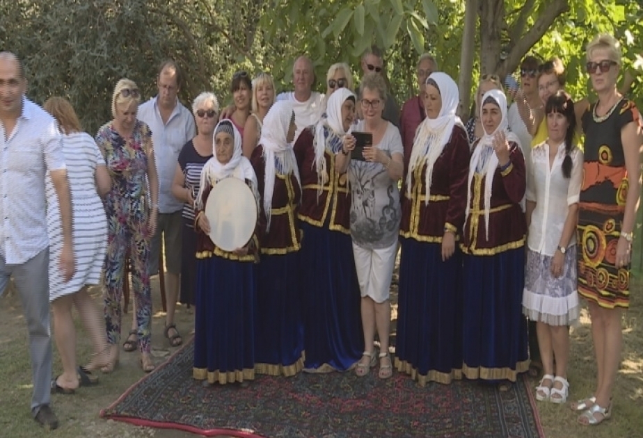 Polnische Touristen lernen Folklore von Lenkoran kennen VIDEO
