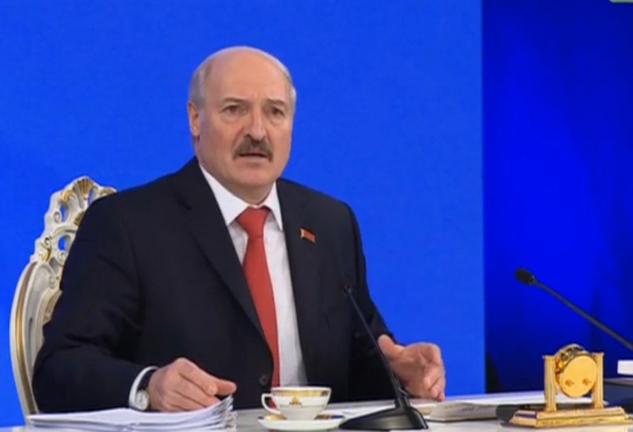 Aleksandr Lukaşenko orta məktəblərdə şagirdlərin daha çox yüklənməsindən narahatdır