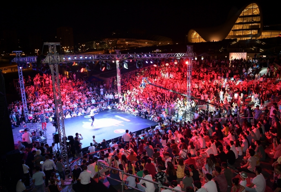 El concurso internacional de baile "Red Bull Dance Your Style" se celebró en el Parque del Centro Heydar Aliyev