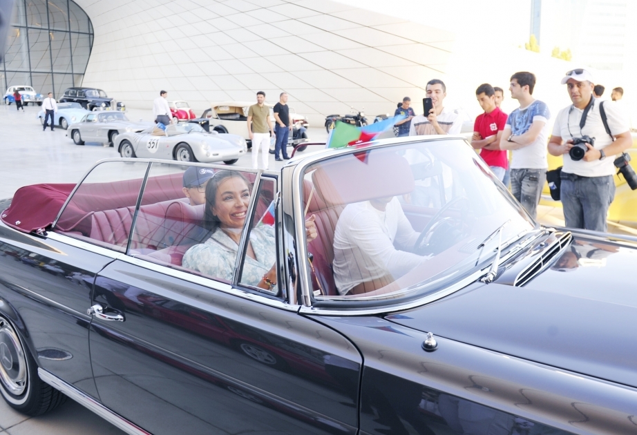 La Federación de Automóviles de Azerbaiyán organiza un desfile y una exposición de coches clásicos