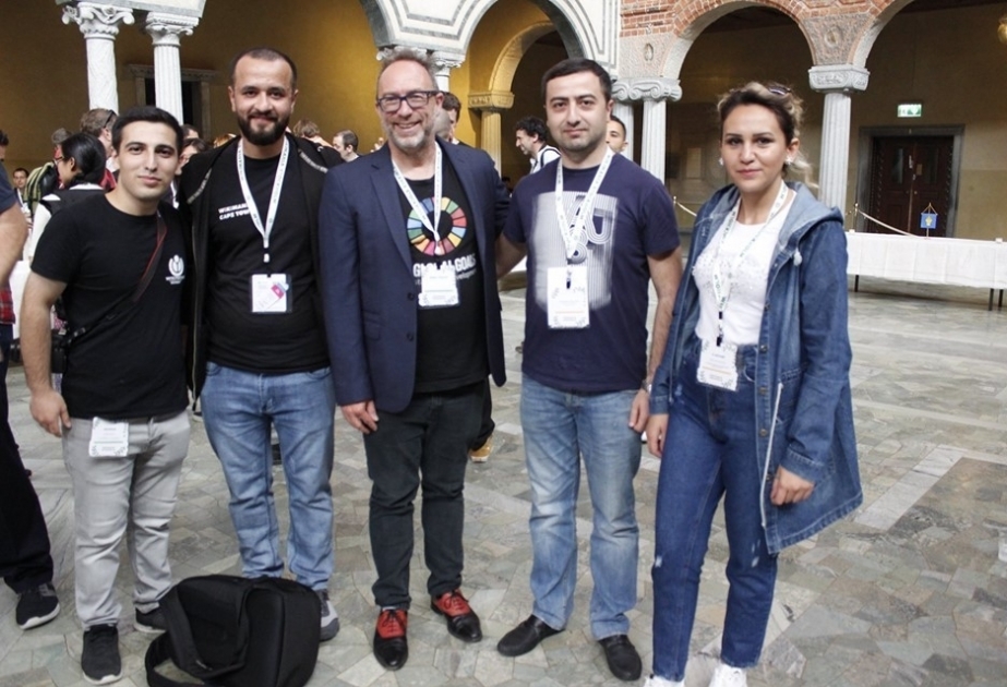 Los wikipedistas azerbaiyanos en la conferencia internacional