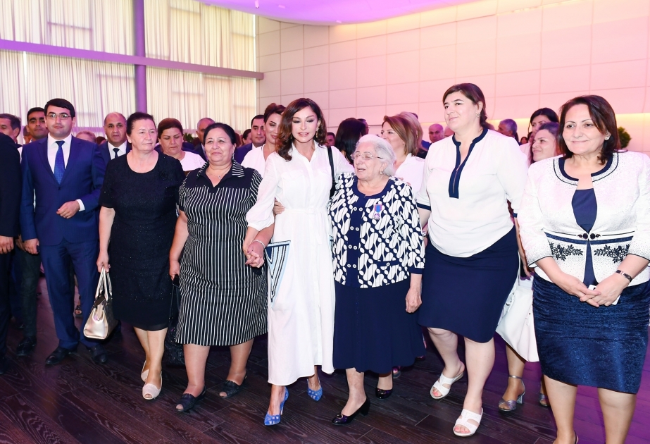 Mehriban Aliyeva celebró su cumpleaños junto con los desplazados forzosos