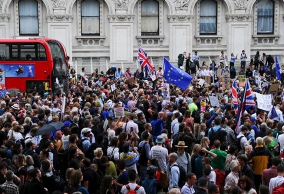 Britaniyada parlamentin işinin dayandırılması etirazlara səbəb olub