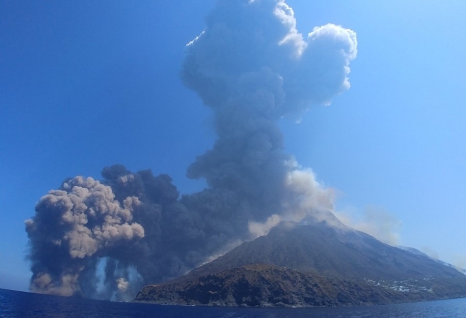 Un volcán entró en erupción en una isla de Italia