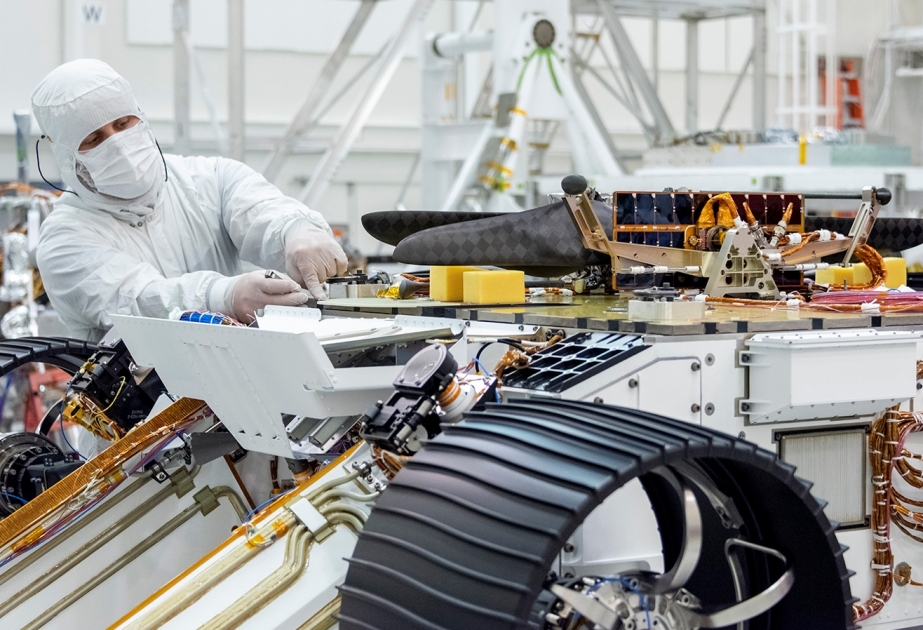 NASA completa la instalación del helicóptero experimental en un nuevo rover