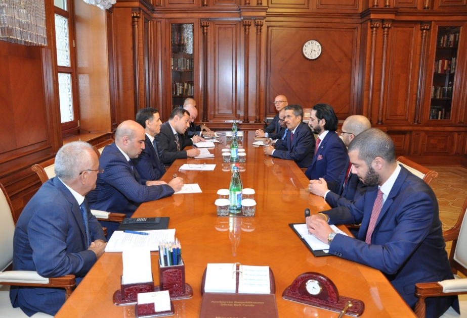 Premier azerbaiyano se reúne con representantes de ACWA POWER