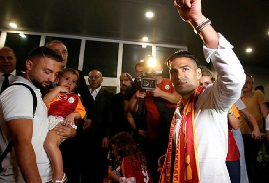 "Qalatasaray"ın yeni transferi Radamel Falkaonu İstanbulda çoxsaylı azarkeş qarşılayıb