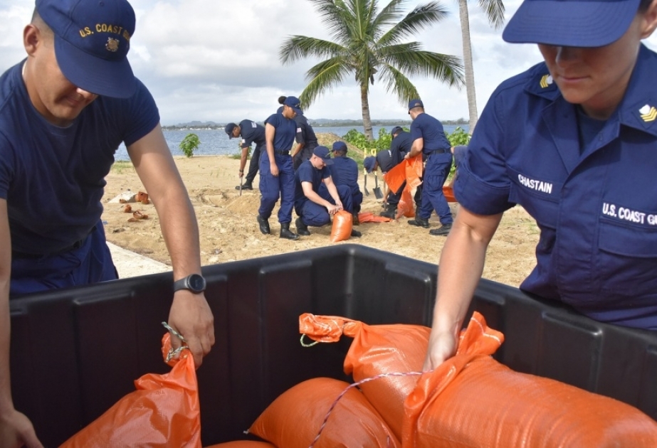Береговая охрана США оказывает помощь пострадавшим от урагана на Багамских островах
