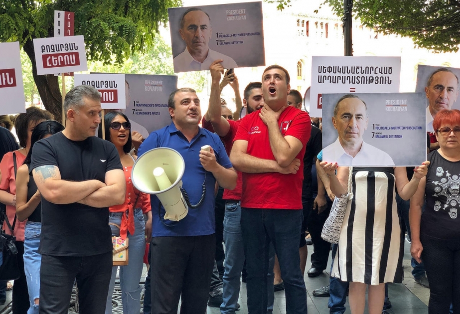 Yerevanda Koçaryanın tərəfdarları növbəti etiraz aksiyası keçiriblər -  AZƏRTAC