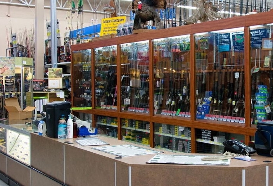 “Walmart” mağazalar şəbəkəsi silah-sursat satışını məhdudlaşdıracaq