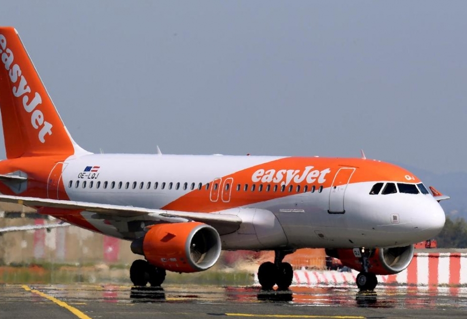Böyük Britaniyada təyyarənin sərnişini işə çıxmayan pilotu əvəz edib