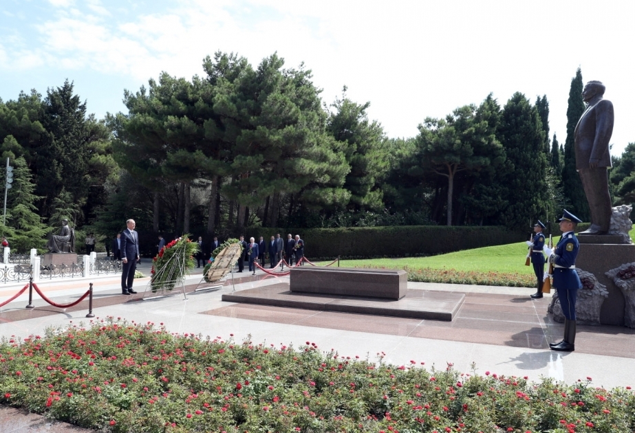 俄罗斯安全会议秘书拜谒我国全民领袖盖达尔·阿利耶夫墓和烈士陵园