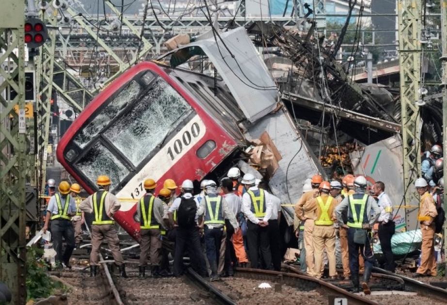 Japan: Zug kollidiert mit LKW