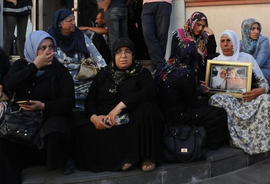 Övladları PKK tərəfindən dağlara qaçırılan valideynlər fasiləsiz piket keçirirlər