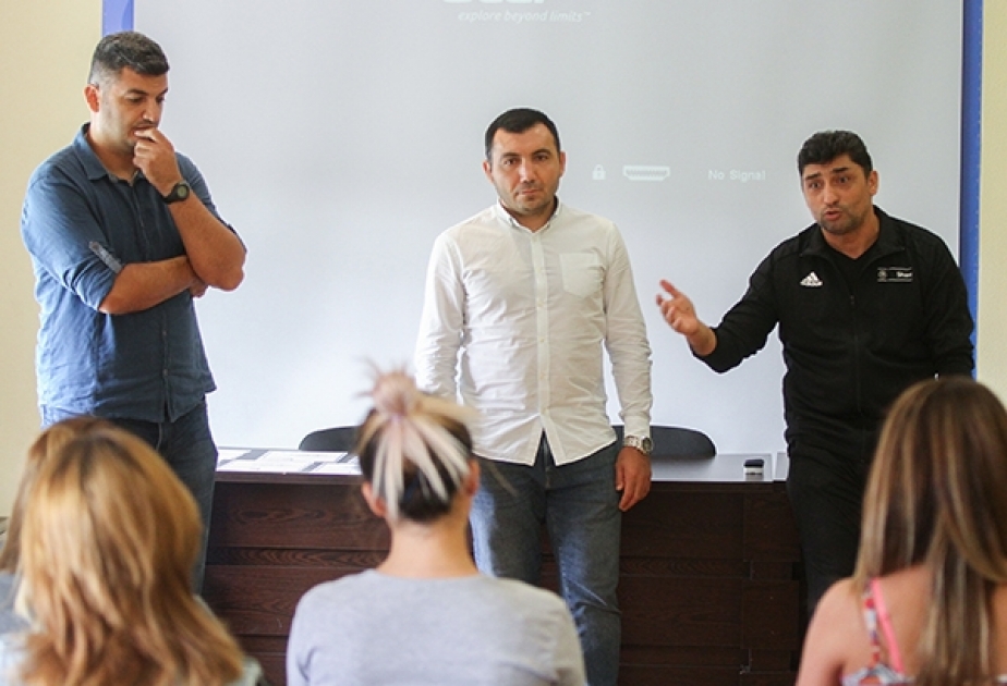 Qadın futbolunda çalışan məşqçilərə diplomlar təqdim olunub