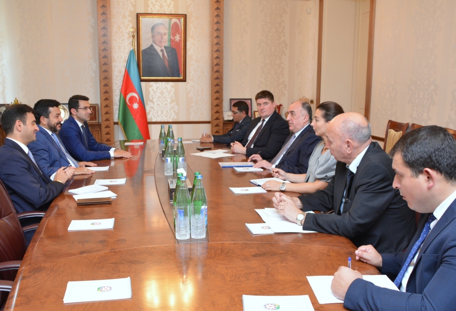 Mammadyarov se reúne con el presidente del Foro de la Juventud de la Organización para la Cooperación Islámica