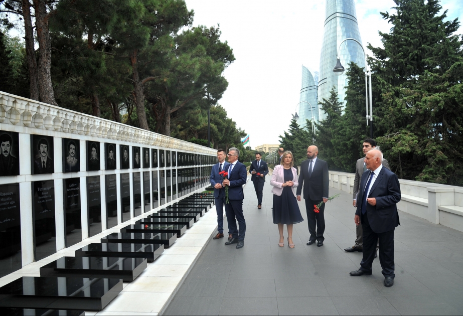 Xorvatiya parlamentinin nümayəndə heyəti Şəhidlər xiyabanını ziyarət edib