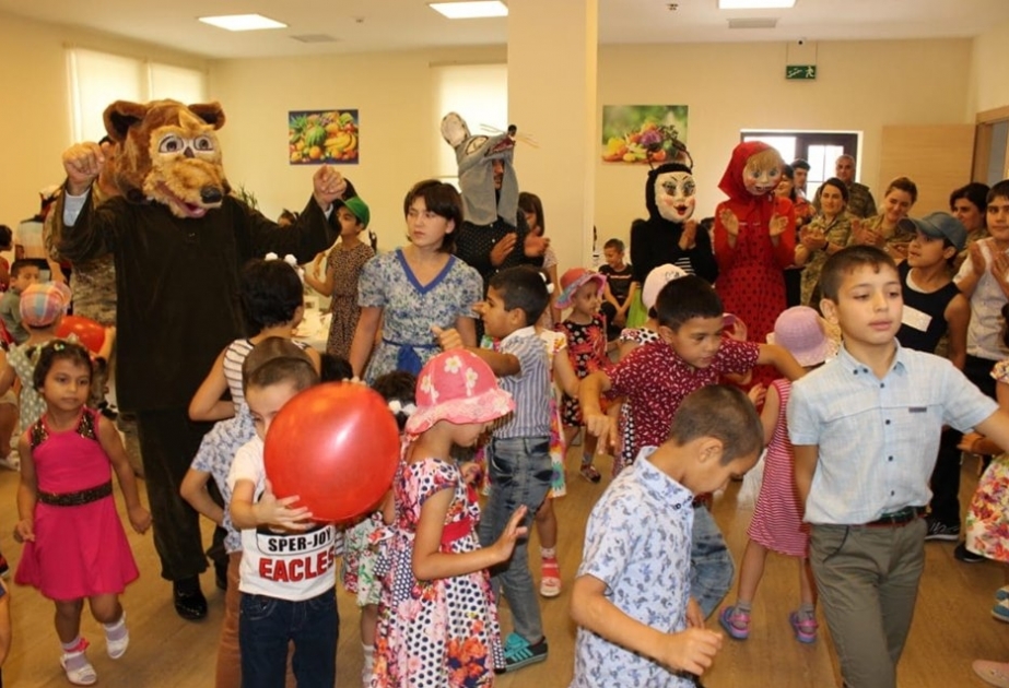 Füzuli Dövlət Dram Teatrının kollektivi uşaq evinin sakinlərini sevindirib
