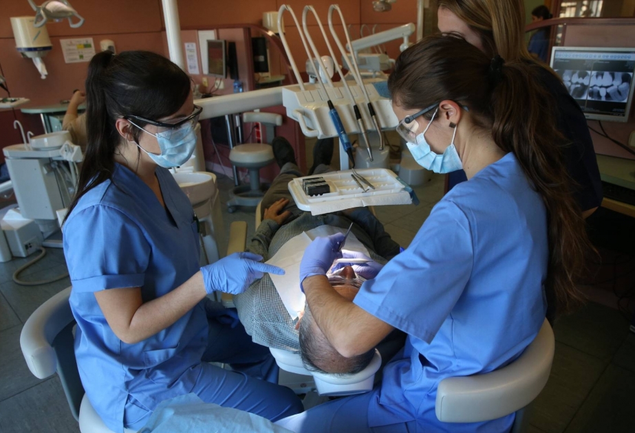 В Испании политические партии обещают расширить доступ общественности к стоматологическому обслуживанию