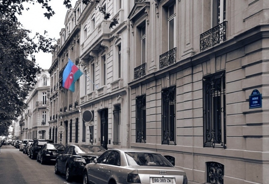 La Embajada de Azerbaiyán en Francia organizó un servicio consular móvil